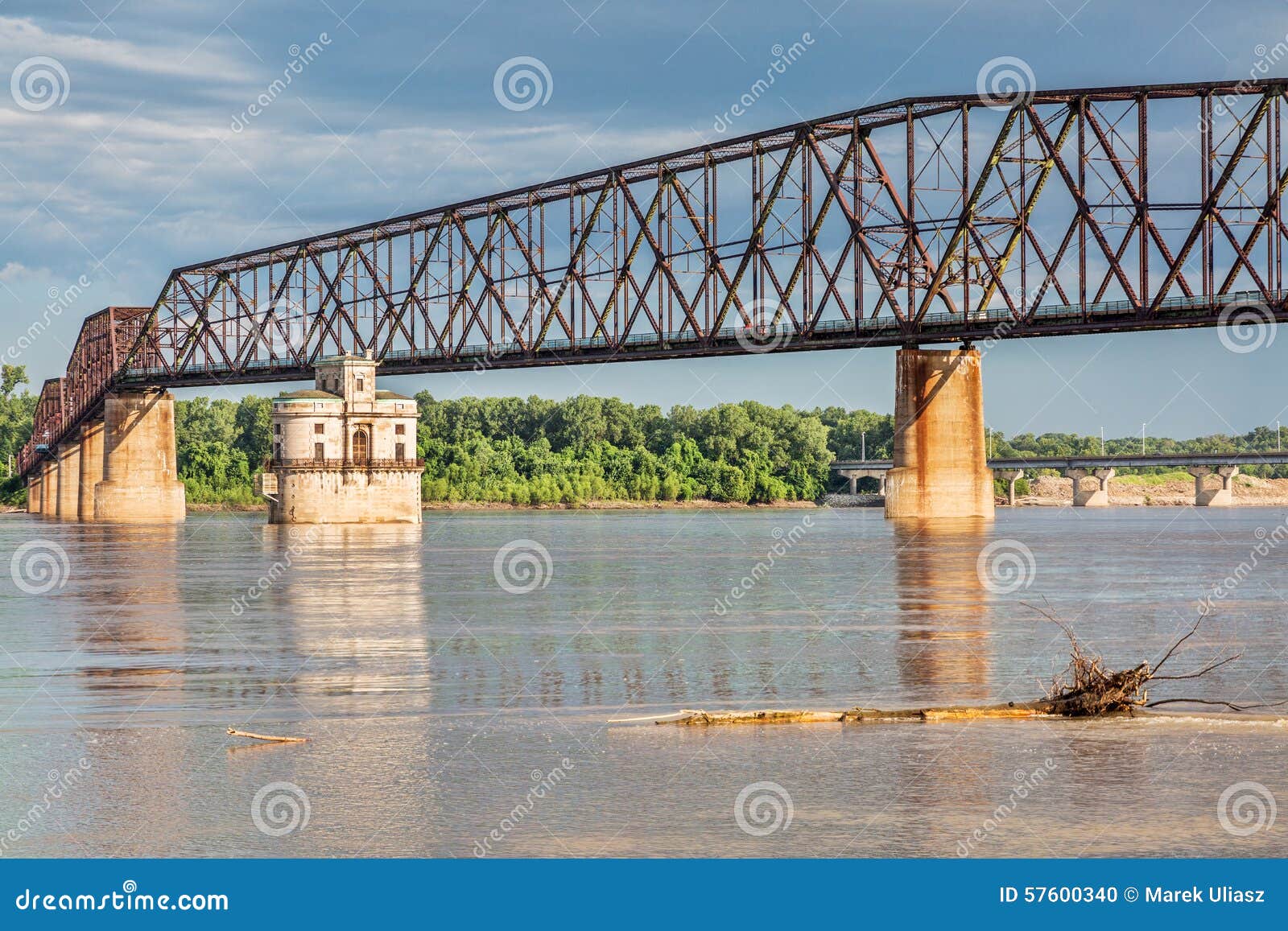 Река навести. Миссисипи река мост. Мост чейн оф Рокс. Мост Олд чейн оф Рокс. Первый Железнодорожный мост реки Миссисипи.