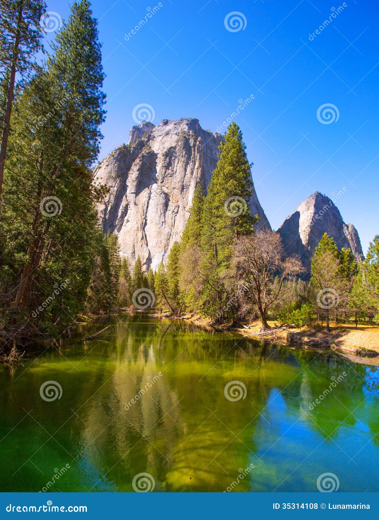 Ποταμός Merced Yosemite και μισός θόλος σε Καλιφόρνια Στοκ Εικόνες ...