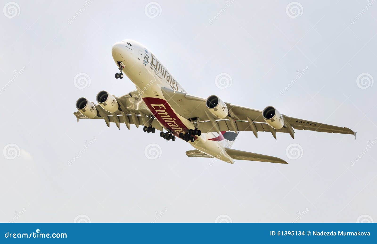 ΠΡΑΓΑ - 1 ΙΟΥΛΊΟΥ 2015: Ένα Airbus A380 Superjumbo εμιράτων στην ΠΡΑΓΑ ...