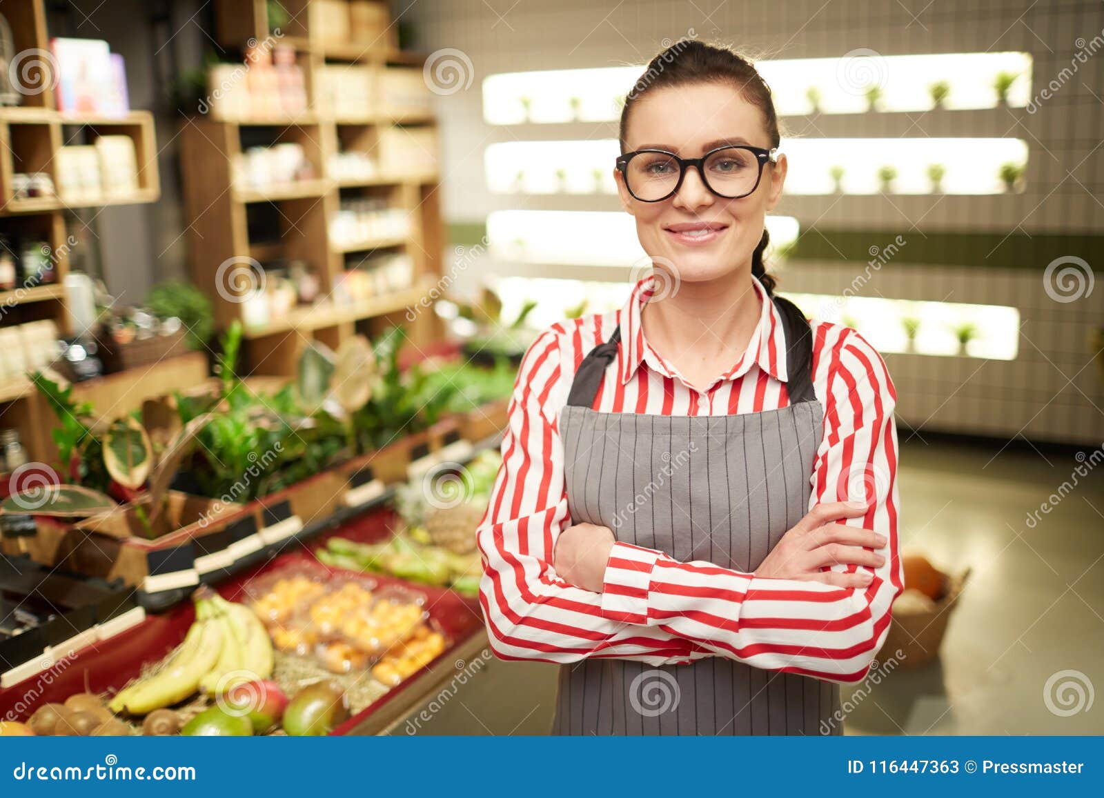 She is a shop assistant. Супермаркет да сотрудники. Приложение супермаркета для сотрудников. Shop Assistant. Сотрудница продуктового магазина Ривера укоротила рабочий жилет.