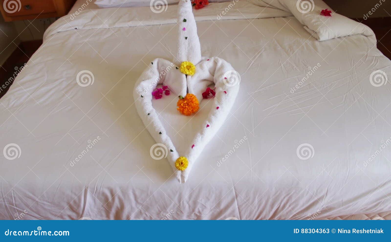 Ρομαντικό δωμάτιο ξενοδοχείου με τις πετσέτες του Κύκνου απόθεμα βίντεο -  Βίντεο από bedroll: 88304363