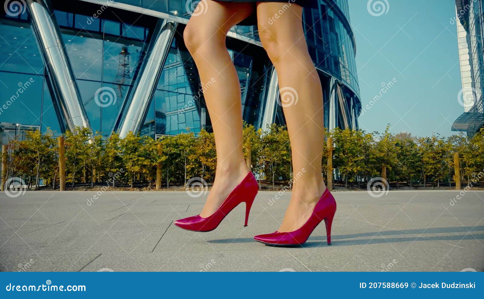 σέξι γυναίκα πόδια με κόκκινα ψηλά τακούνια περπατώντας στην αστική οδό.  σταθερή σταθερή κάμερα φακός. γυναικεία πόδια απόθεμα βίντεο - Βίντεο από  steadicam, bodybuilders: 207588669