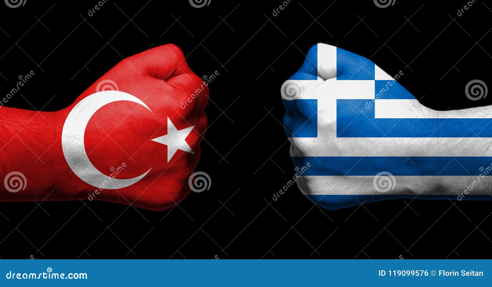 Σημαίες της Τουρκίας και της Ελλάδας που χρωματίζονται αντιμετώπιση δύο στη σφιγγμένη πυγμών Στοκ Εικόνες - εικόνα από : 119099576