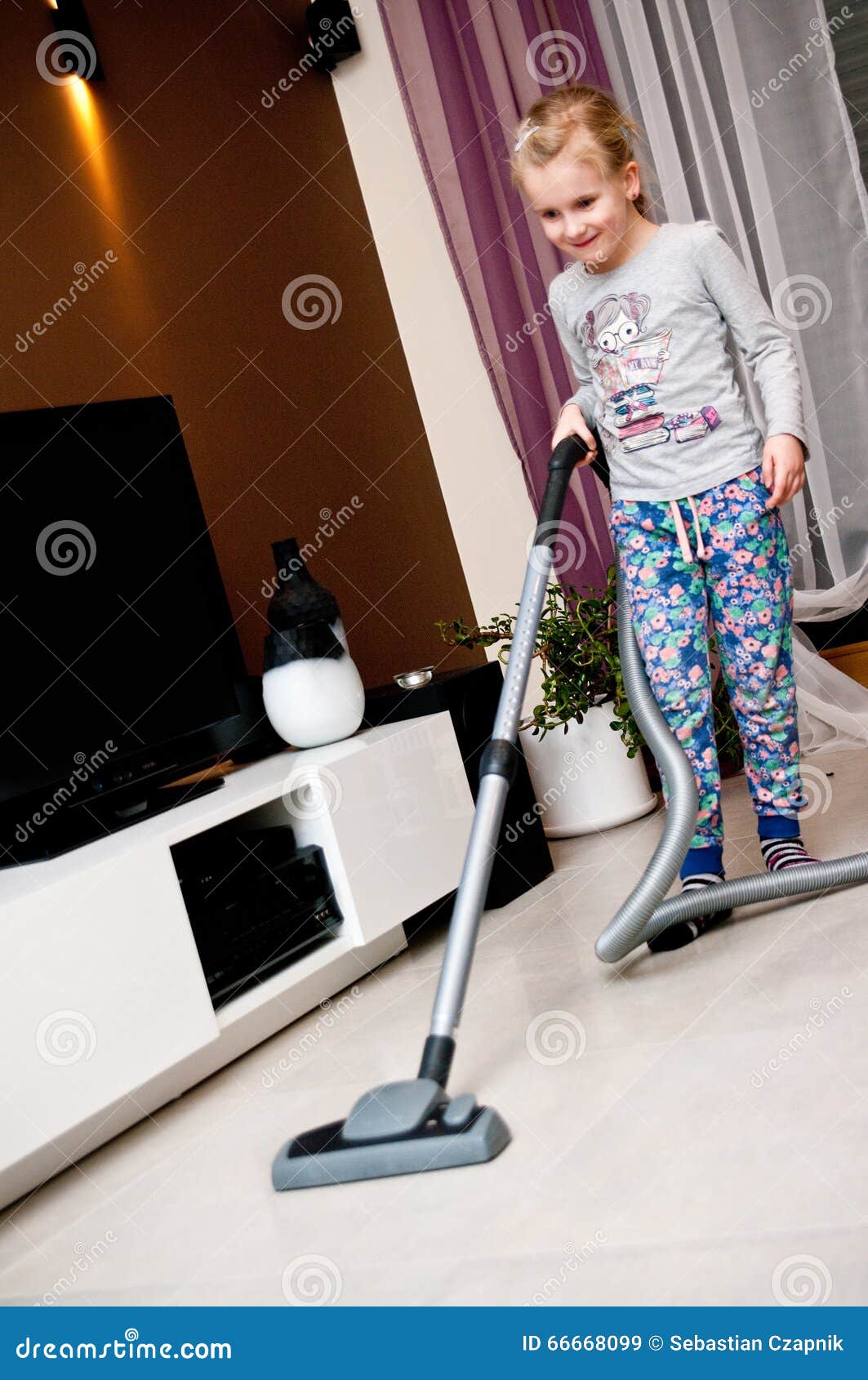 Σκουπίζοντας με ηλεκτρική σκούπα δωμάτιο νέων κοριτσιών Στοκ Εικόνα -  εικόνα από vacuuming: 66668099