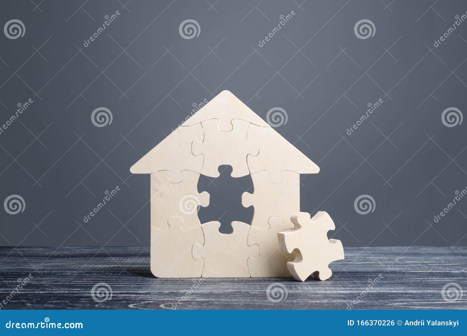 Σπίτι παζλ με ένα κομμάτι που λείπει Η αγορά ή η κατασκευή ενός βολικού  σπιτιού για όνειρα Αγορά ακινήτων από ενυπόθηκα δάνεια Στοκ Εικόνες -  εικόνα από arranger: 166370226
