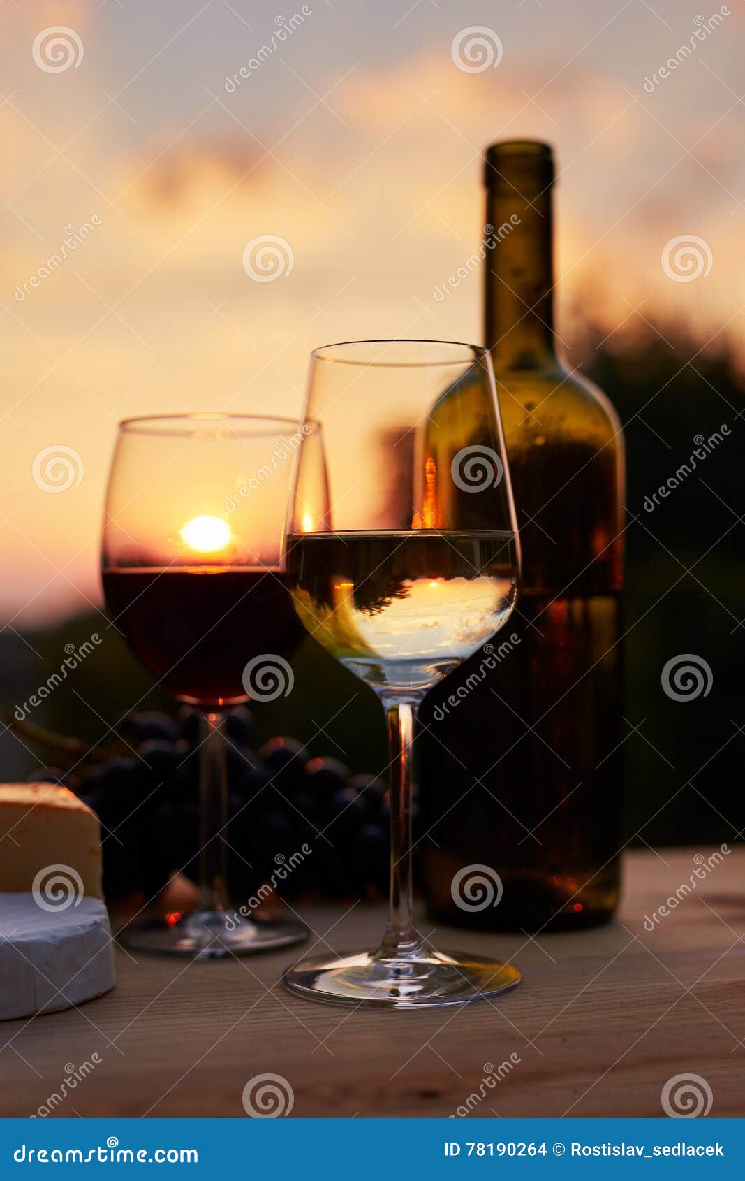 Συγκρατημένη εικόνα, δύο ποτήρια του κρασιού Στοκ Εικόνες - εικόνα από  alcoholisms: 78190264