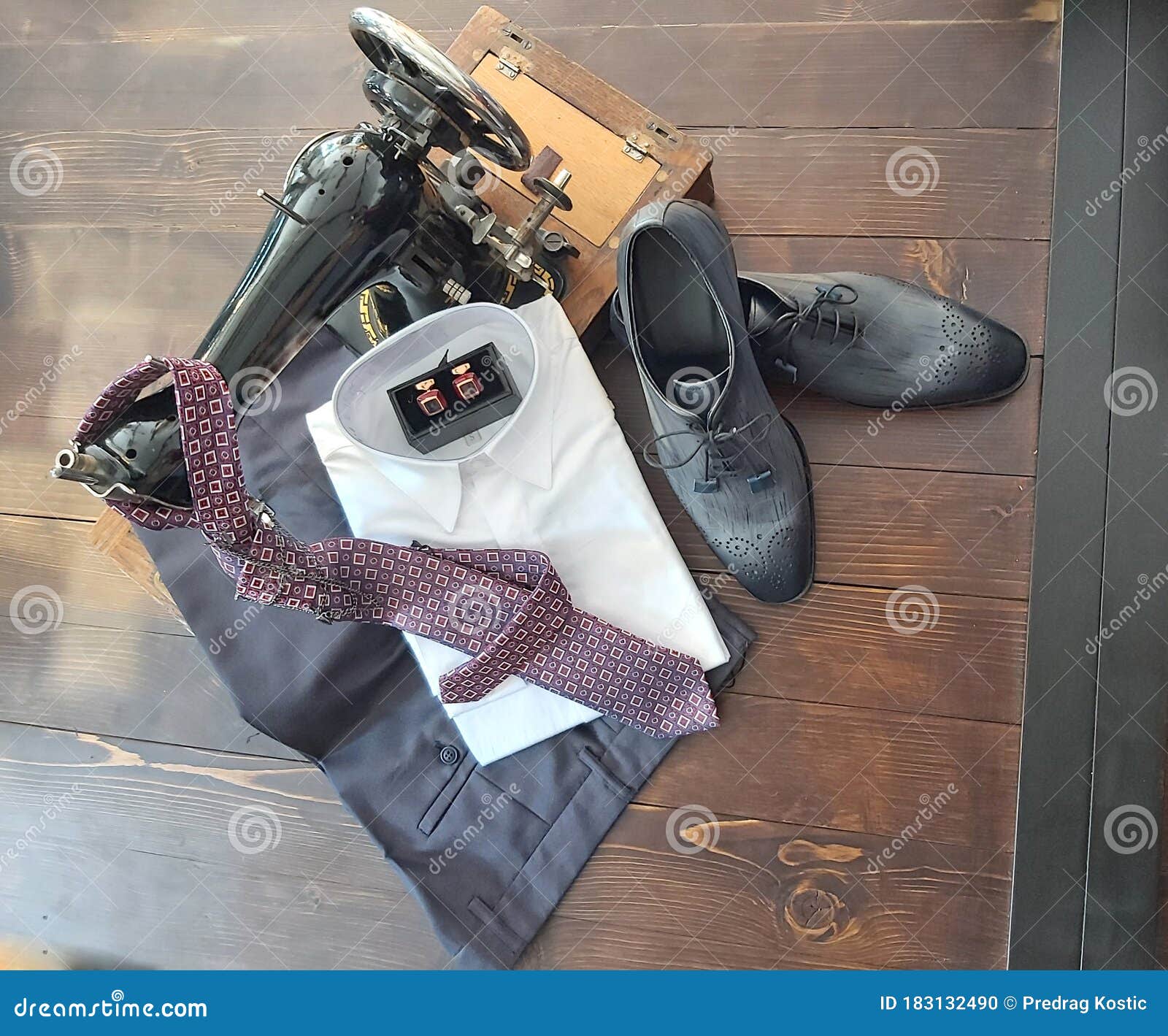 συνδυασμός ανδρικών ρούχων σε ένα παλιό γκρι πουκάμισο και αντρικά  παπούτσια με γραβάτα. Στοκ Εικόνες - εικόνα από : 183132490