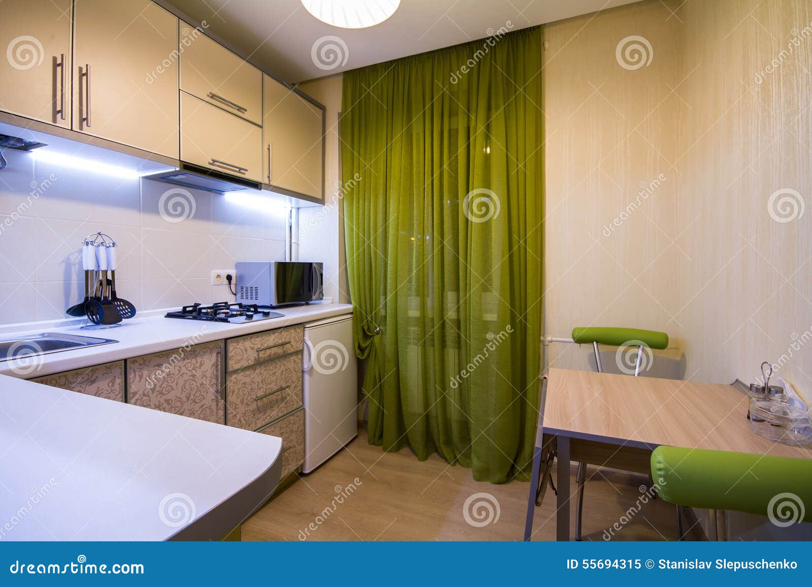 suggest Terrible Deviate Σύγχρονη μικρή κουζίνα με τις πράσινες κουρτίνες Στοκ Εικόνα - εικόνα από  lifestyle: 55694315