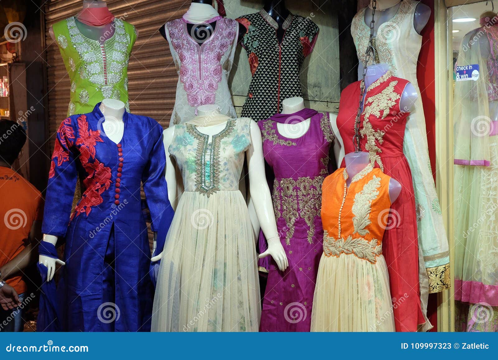 Τα μανεκέν έντυσαν ο αργότερα στα ινδικά φορέματα μπροστά από ένα λιανικό  κατάστημα υφασμάτων σε Kolkata Εκδοτική Στοκ Εικόνες - εικόνα από :  109997323