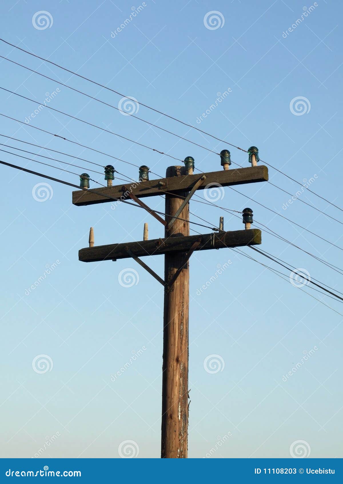 Столб подпирает 3 7. Телеграфный столб. Электрические столбы. Деревянный столб для электричества. Деревянный телеграфный столб.