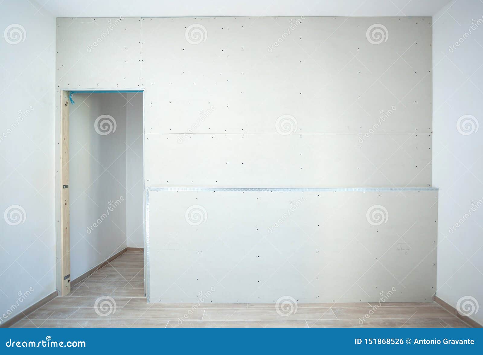 Τοίχος φιαγμένος από γυψοσανίδα για μια ντουλάπα σε ένα σπίτι Στοκ Εικόνες  - εικόνα από : 151868526