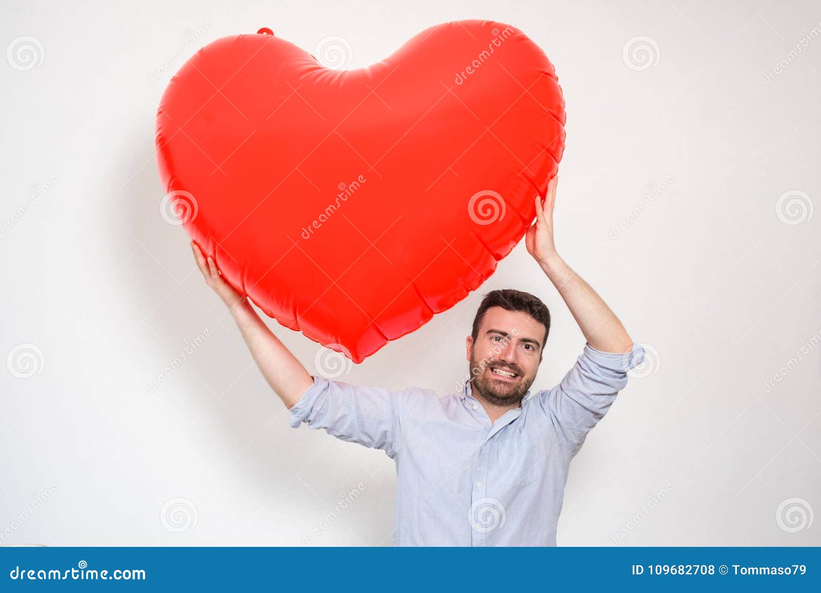 Το άτομο Enamored που αγκαλιάζει μια μεγάλη καρδιά διαμόρφωσε το κόκκινο  μπαλόνι Στοκ Εικόνες - εικόνα από : 109682708