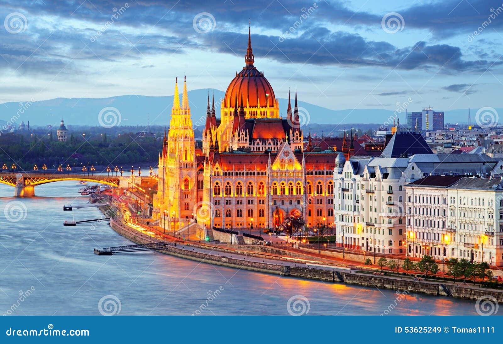 Το Κοινοβούλιο της Βουδαπέστης, Ουγγαρία τη νύχτα Στοκ Εικόνα - εικόνα από  cityscape: 53625249