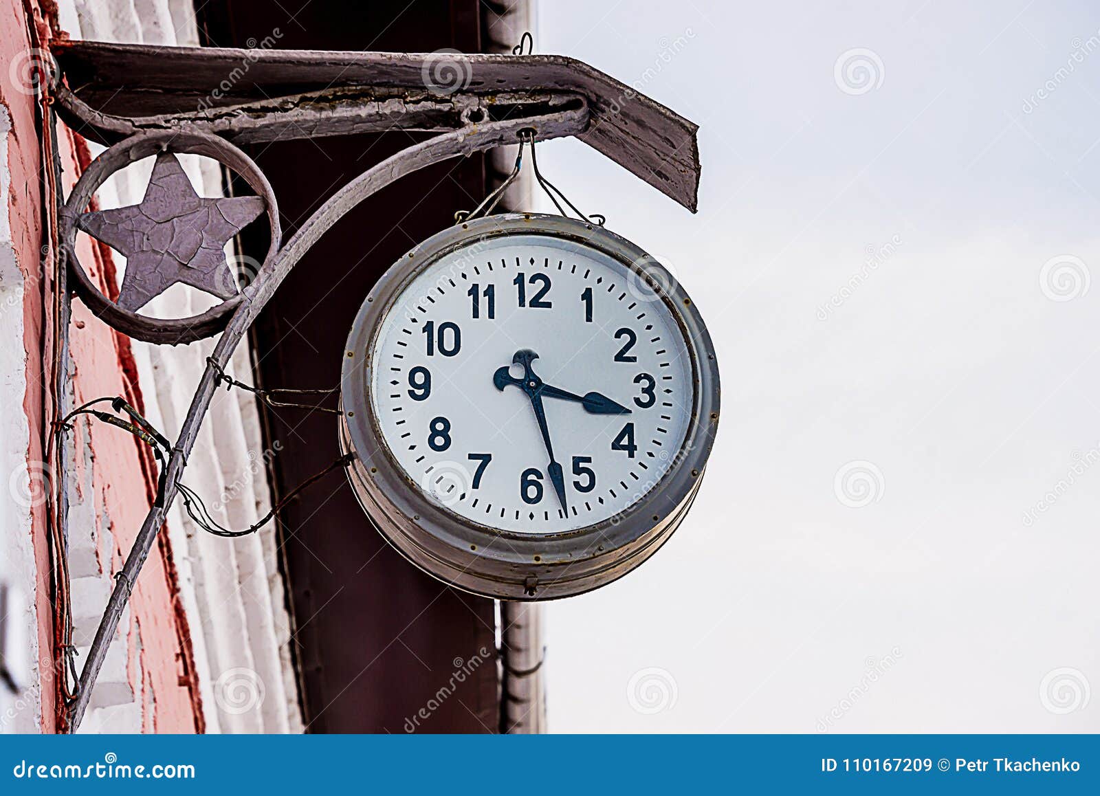 Сделай часы на станции ярче. Старые Вокзальные часы. Старинные Вокзальные часы. Часы на вокзале. Железнодорожные часы Вокзальные.