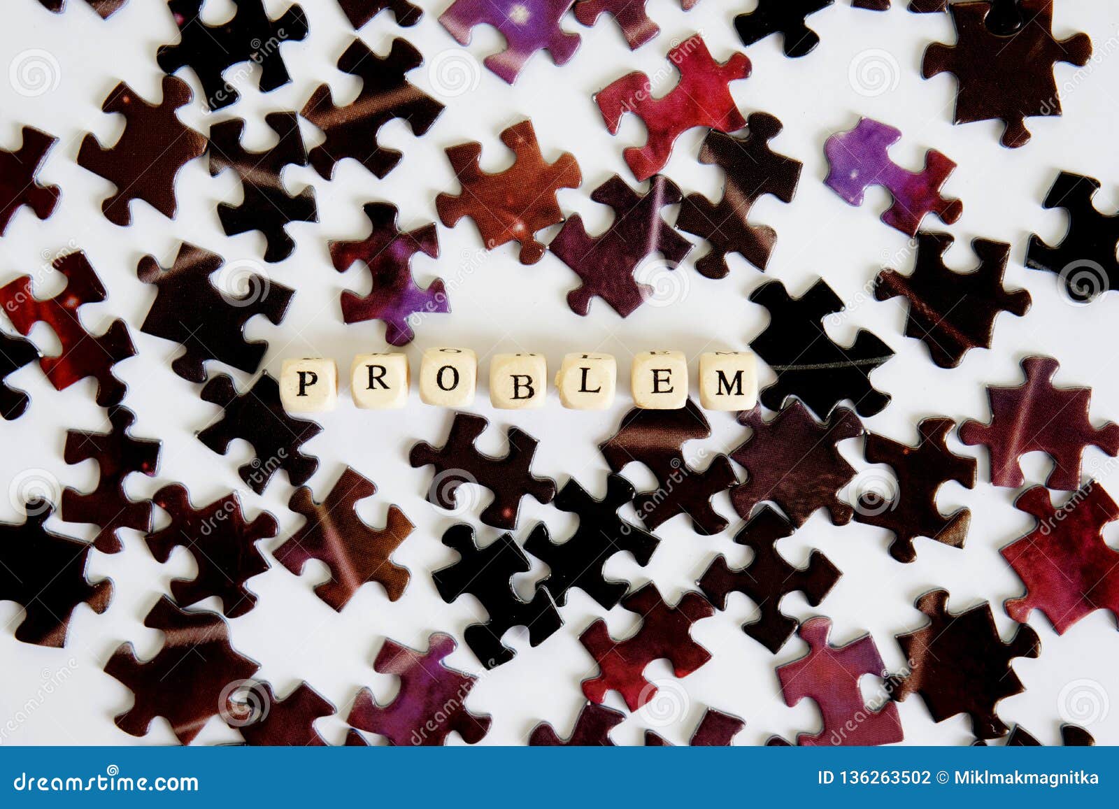 Το πρόβλημα και η λύση του Συγκεντρώνοντας γρίφοι Εύρεση των λύσεων στα  σύνθετα προβλήματα Ευκαιρίες από το πρόβλημα Στοκ Εικόνες - εικόνα από :  136263502