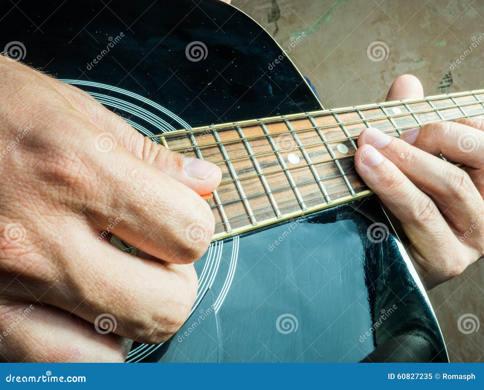 Можно играть на гитаре с ногтями