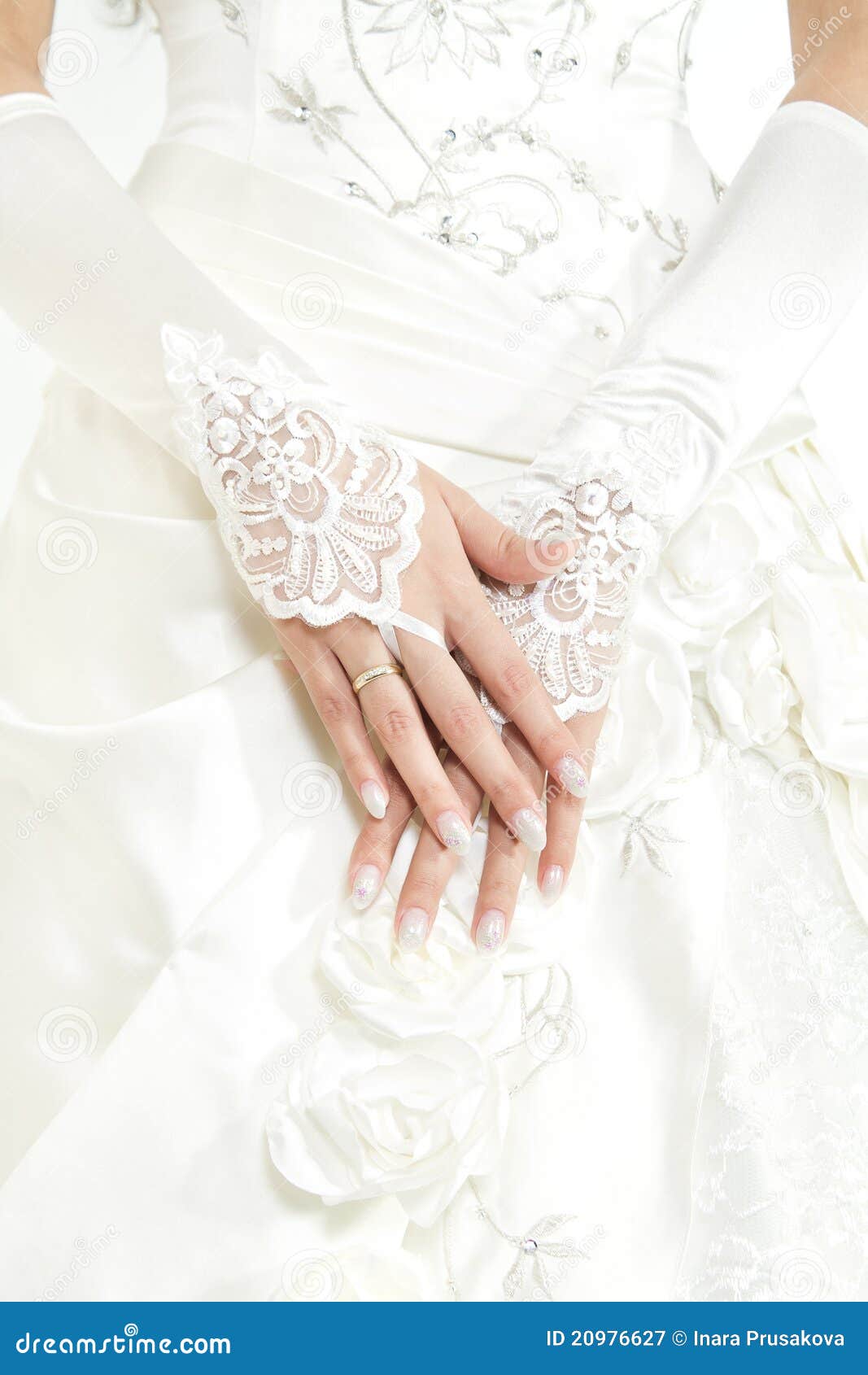 Χέρια νύφης με το μανικιούρ στα άσπρα γάντια δαντελλών Στοκ Εικόνα - εικόνα  από bodybuilders: 20976627