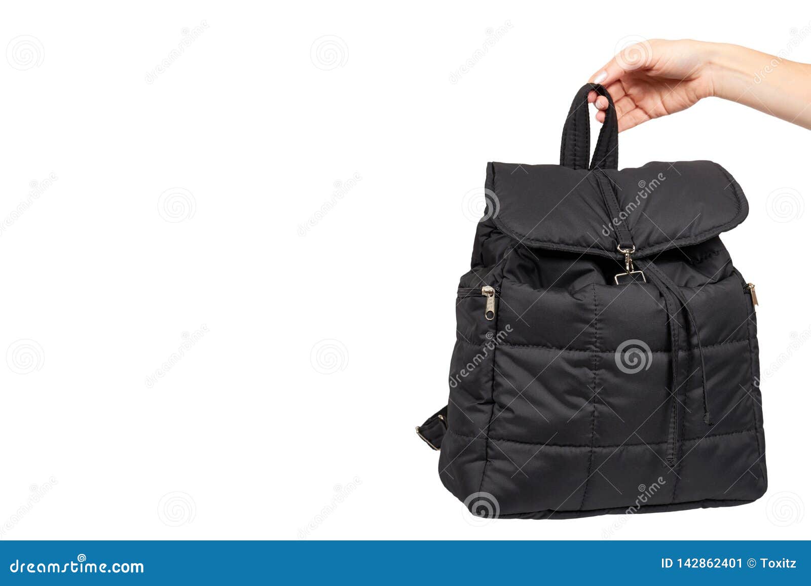 Χέρι με τη μαύρη υφαντική σχολική τσάντα, σακίδιο πλάτης οδών πόλεων Στοκ  Εικόνα - εικόνα από schoolbag, bagel: 142862401