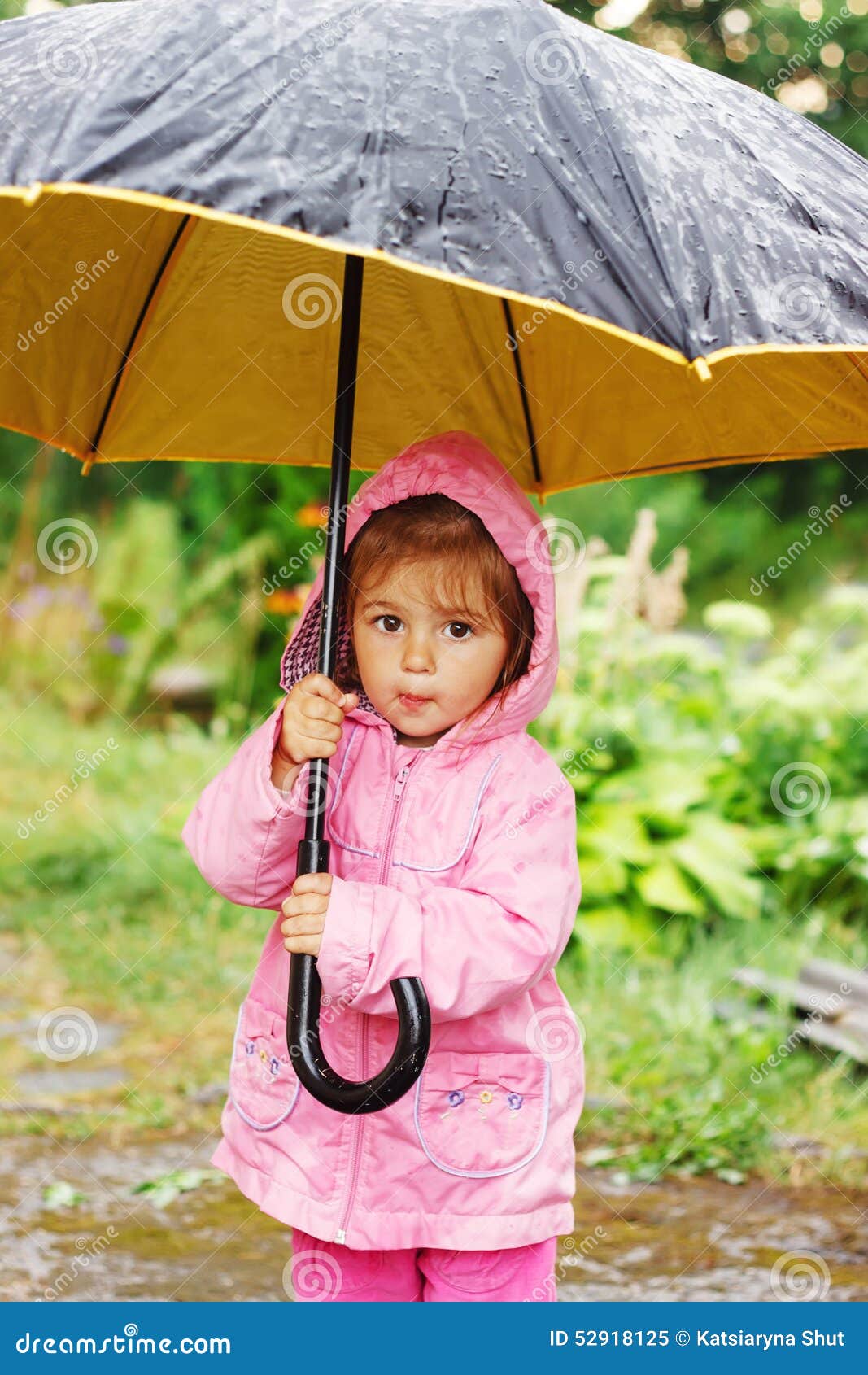 You take an umbrella today. Девочка держит зонтик. Ребенок держит зонт. Take an Umbrella. Дети под зонтиком от солнца Китай.