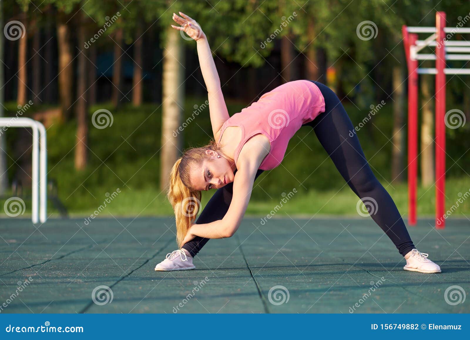 Χορεύτρια ή γυμνάστρια που εκπαιδεύεται σε αθλητικά γήπεδα γυμναστικής Στοκ  Εικόνες - εικόνα από lifestyle: 156749882