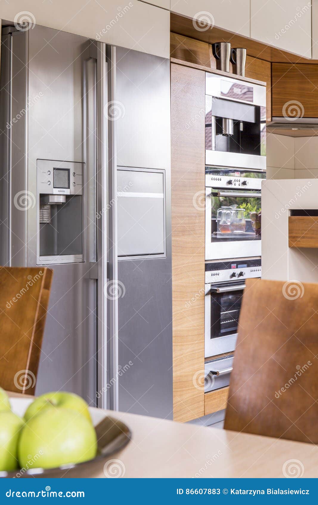 Ψυγείο στην κουζίνα στοκ εικόνα. εικόνα από applet - 86607883