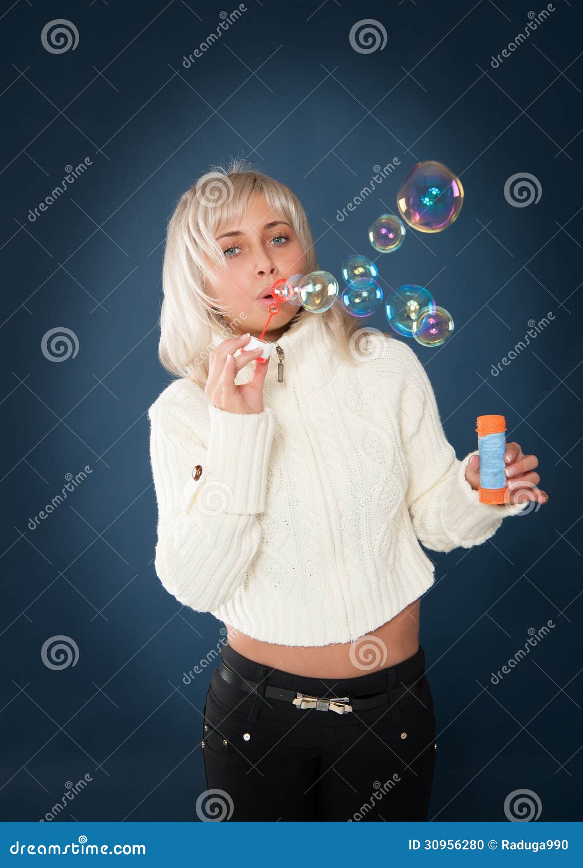 Bubble blonde. Женщина пускает мыльные пузыри. Девушка дует. Мыльные пузыри дует женщина. Девушка надувает мыльные пузыри.