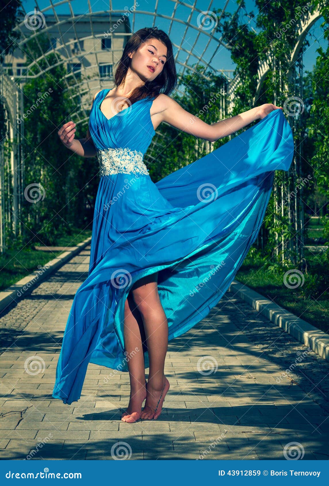 genius Conditional deal with Όμορφη γυναίκα που χορεύει χωρίς παπούτσια σε ένα μακρύ μπλε φόρεμα Στοκ  Εικόνα - εικόνα από : 43912859