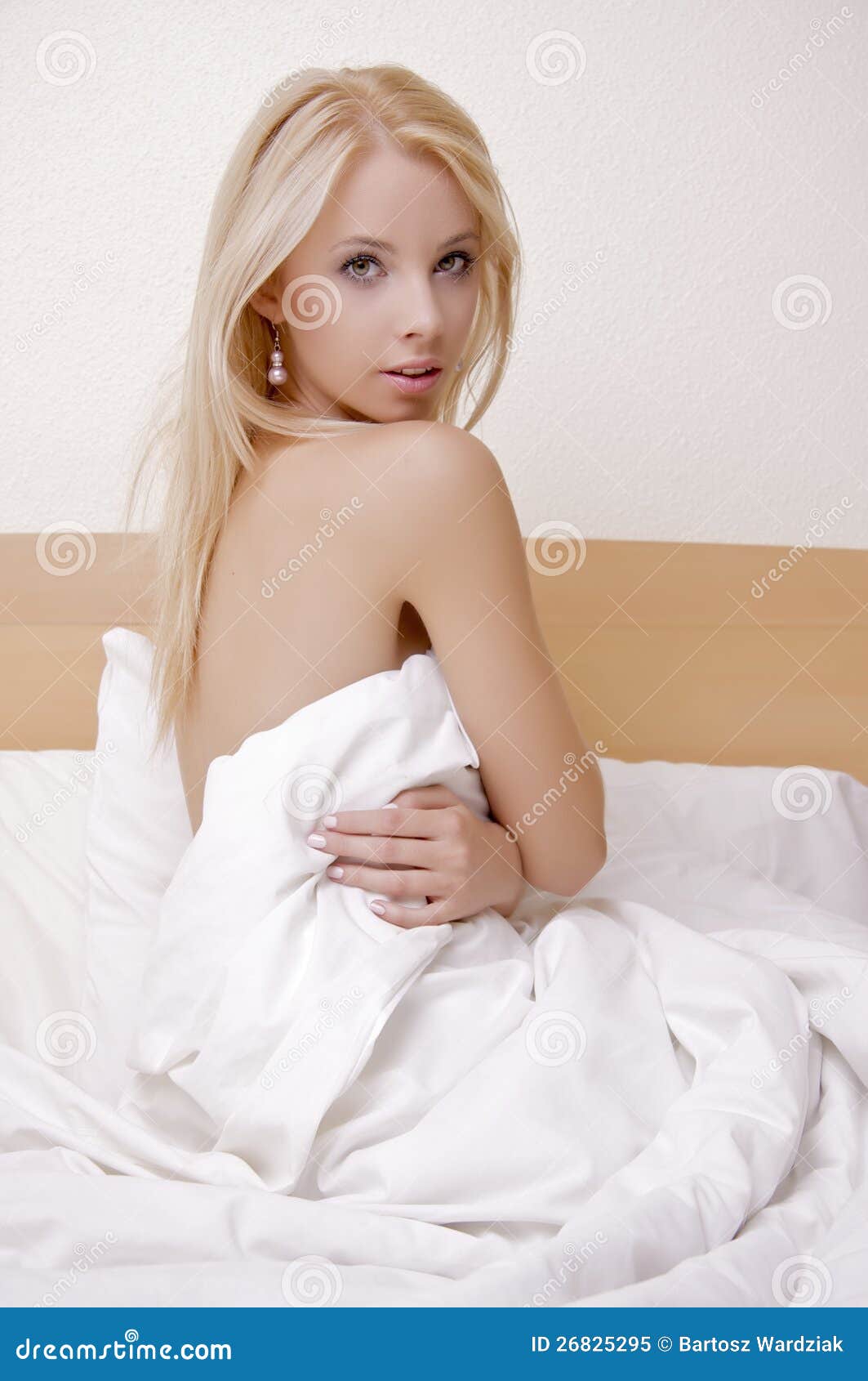 Junge erwachsene frau nackt im bett
