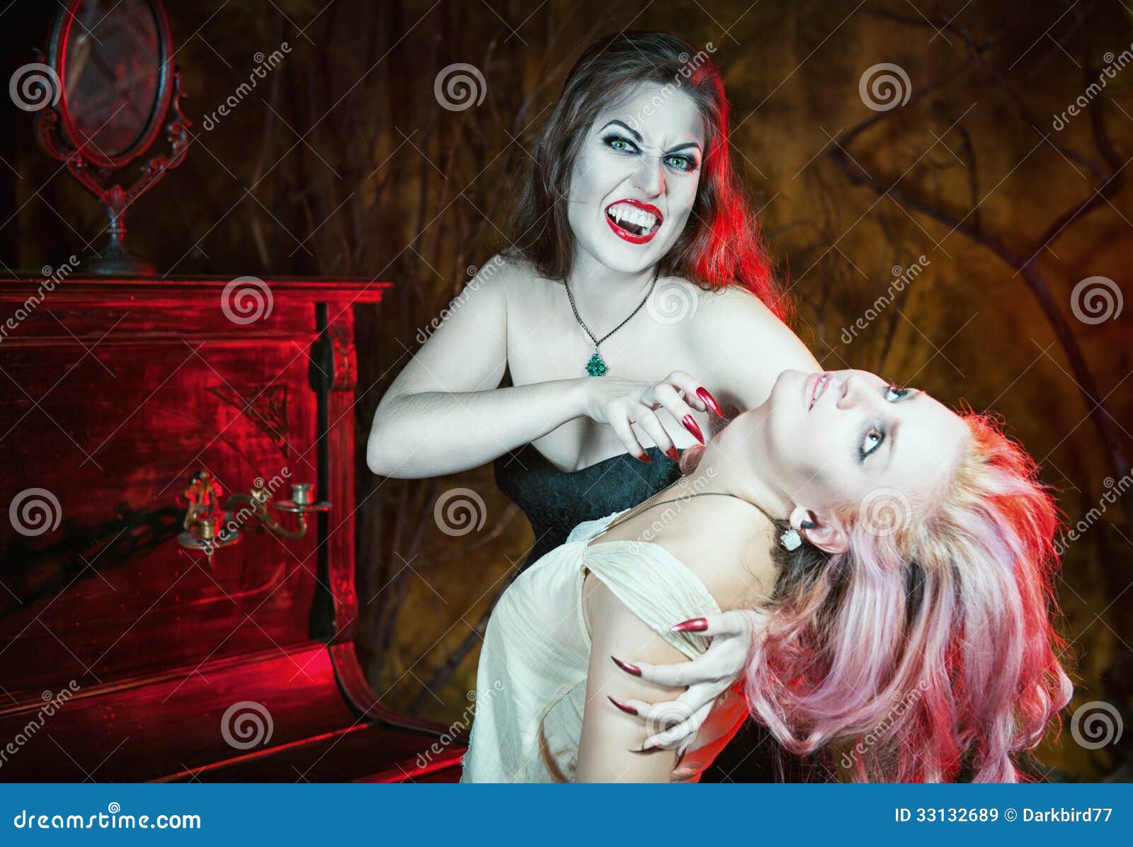 голая вампирша кусает девушку фото 97