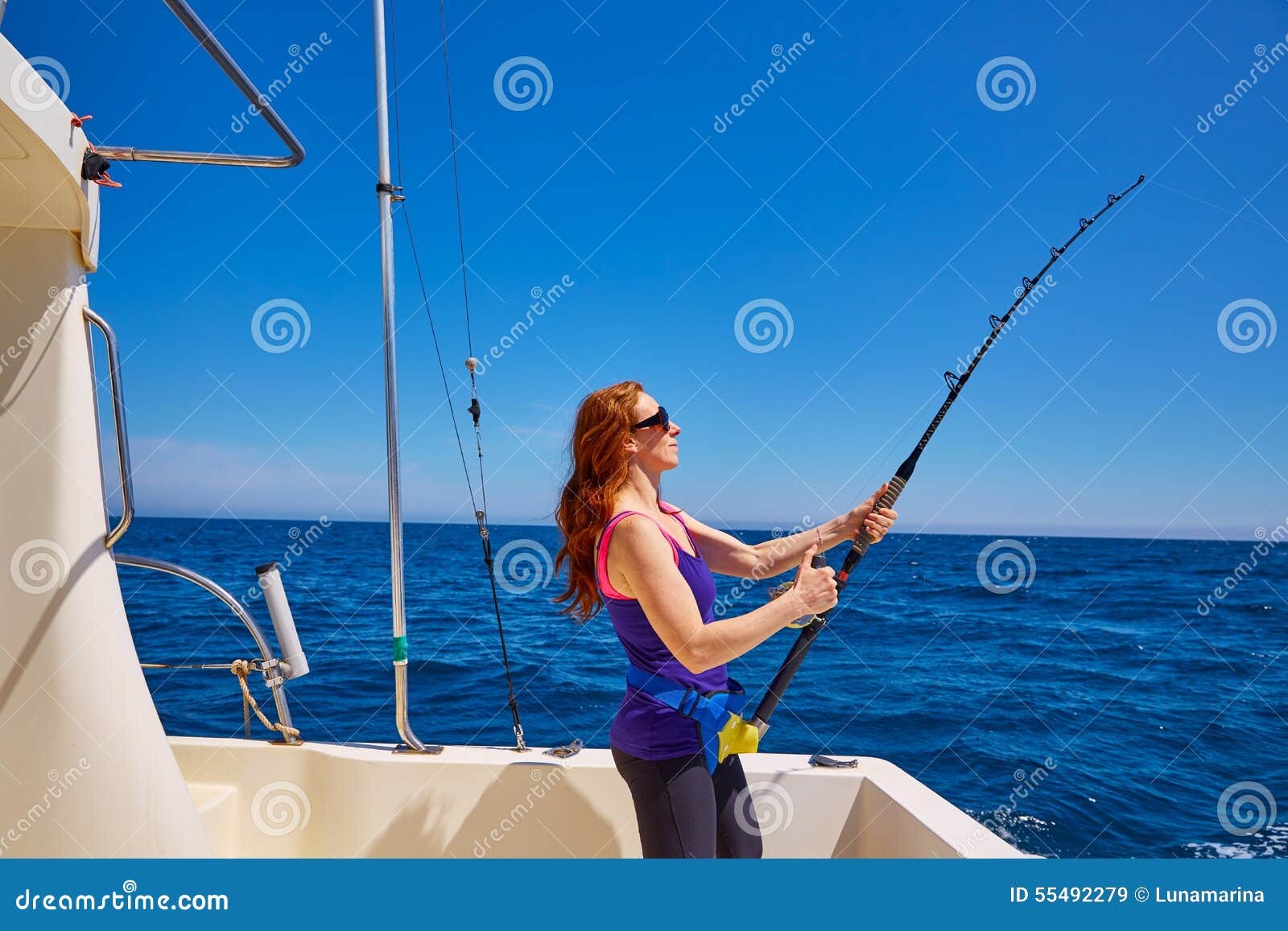 Όμορφο ψάρεμα ράβδων αλιείας κοριτσιών γυναικών στη βάρκα Στοκ Εικόνα -  εικόνα από lifestyle: 55492279