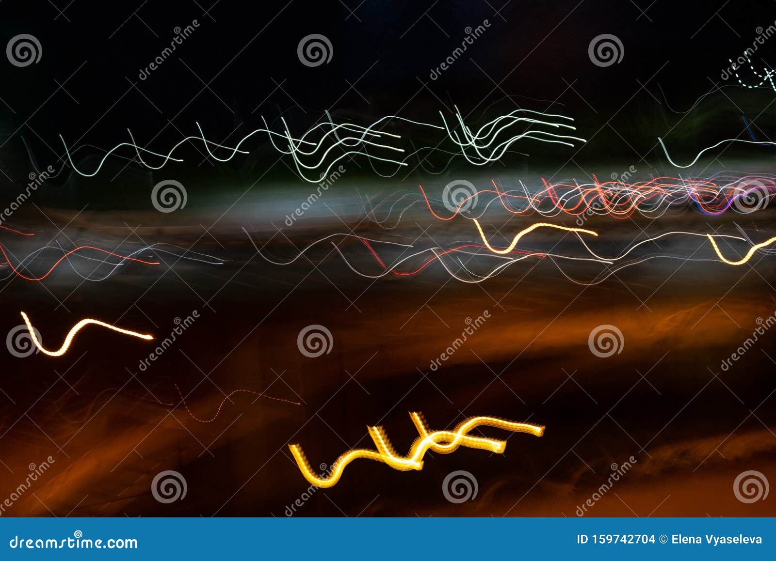 Абстрактные ночные светильники движения, дорожки городского движения,  эффекты стрельбы из окна автомобиля, движение скоростного в Стоковое Фото -  изображение насчитывающей цифрово, фокус: 159742704