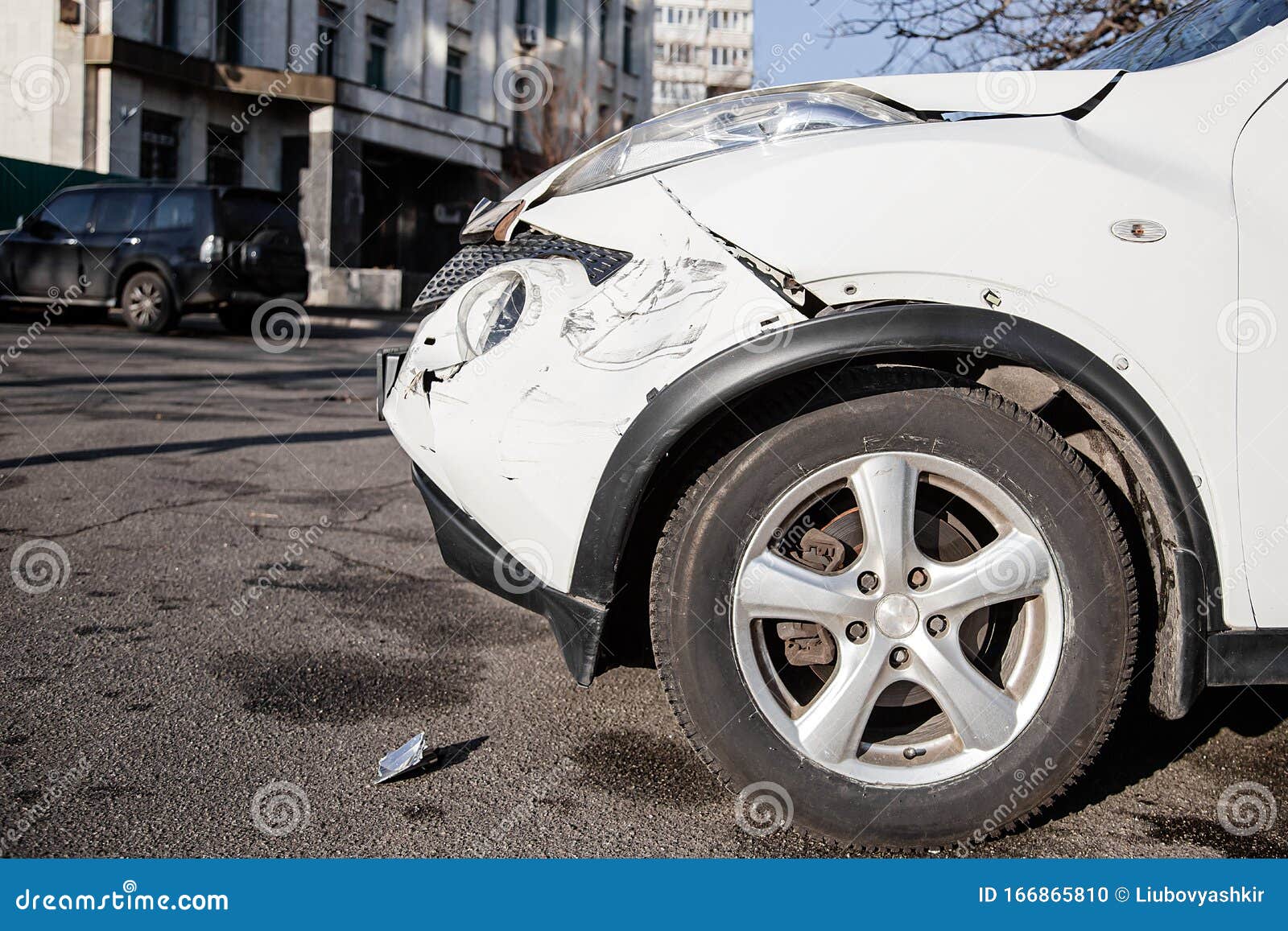 дтп переднее крыло забор. машина с разбитой фарой. можно ли ездить на разбитой машине. автомобиль битый и целый. можно ли ездить на разбитой машине.