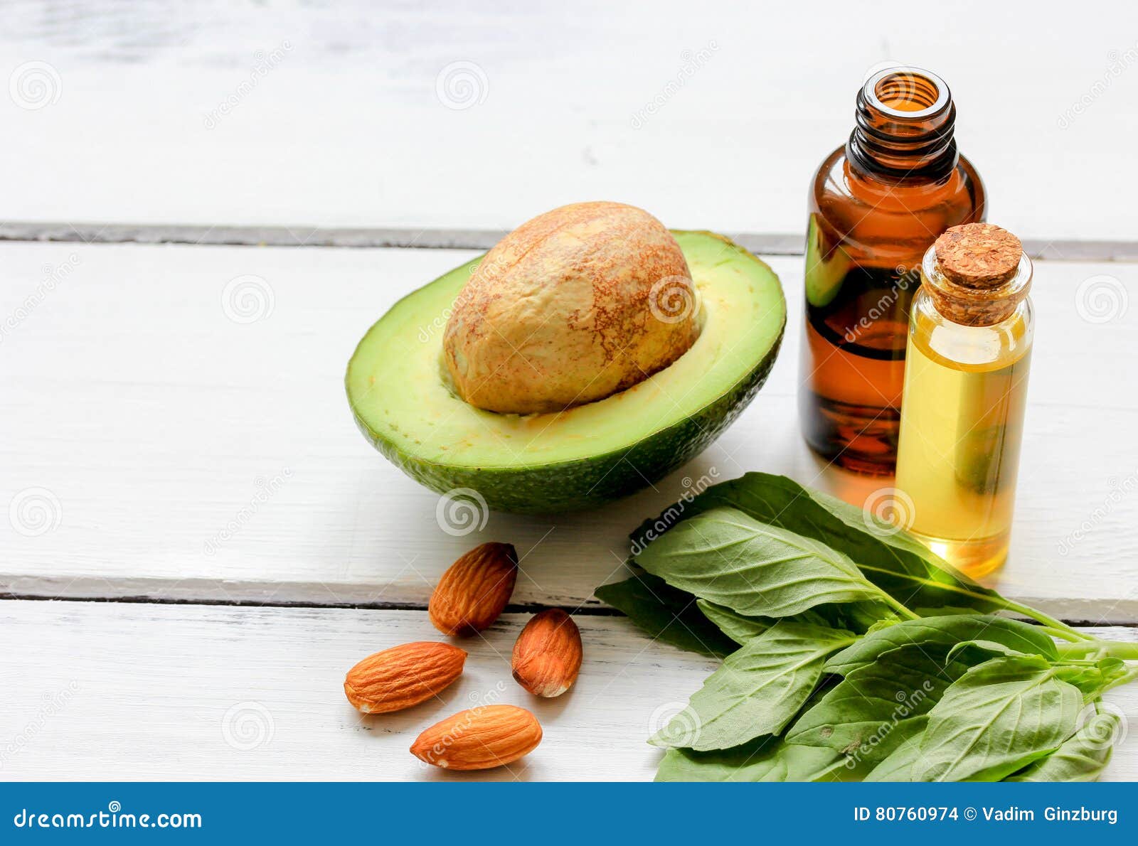 авокадо с лимоном. заставка авокадо. авокадо жиры. авокадо витамины. миндальное масло и масло авокадо.