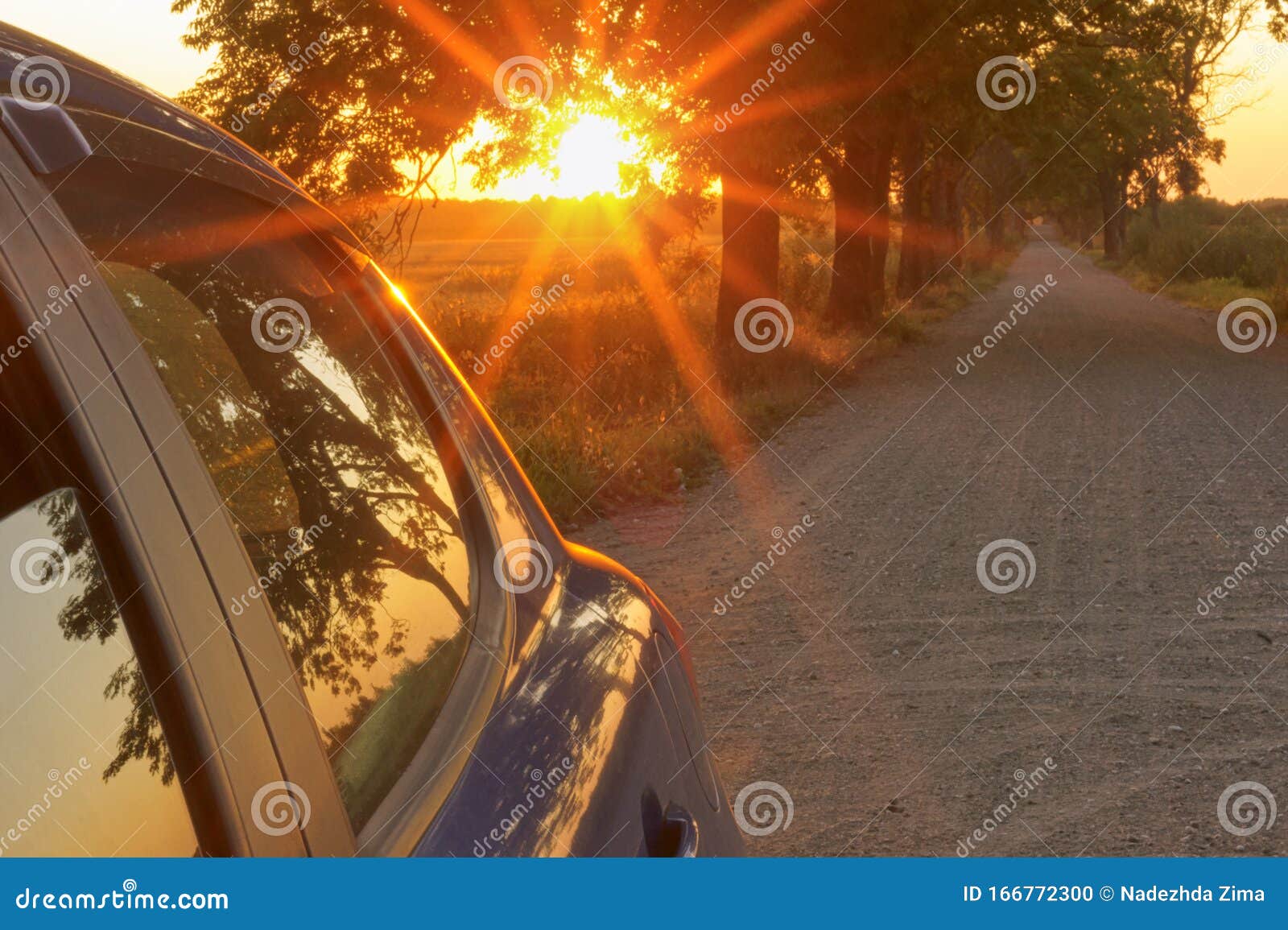 Автомобили солнечных лучей синие на дороге, на закате и машине Стоковое  Фото - изображение насчитывающей солнце, скорость: 166772300