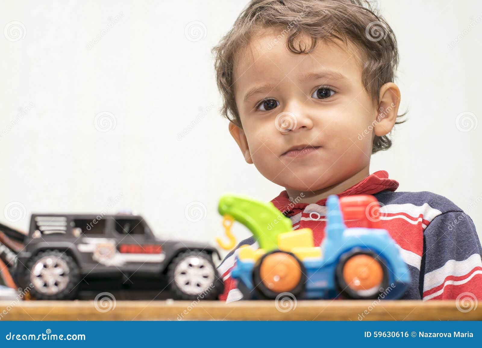 Песни мальчик на машине. Американский мальчик играет в игрушки. Машинки для мальчиков в магазине. Сапочки мальчик машина. Мальчик с машинкой в руках на кровати.