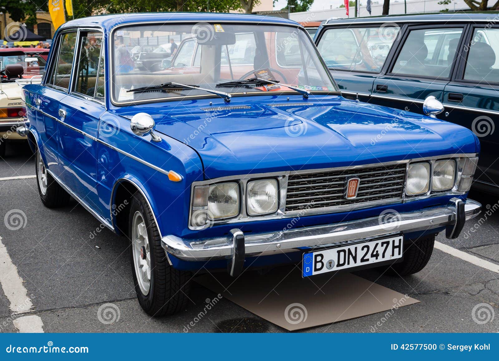 Автомобиль многодетной семьи Фиат 125S Редакционное Изображение -  изображение насчитывающей марочный, автомобиль: 42577500