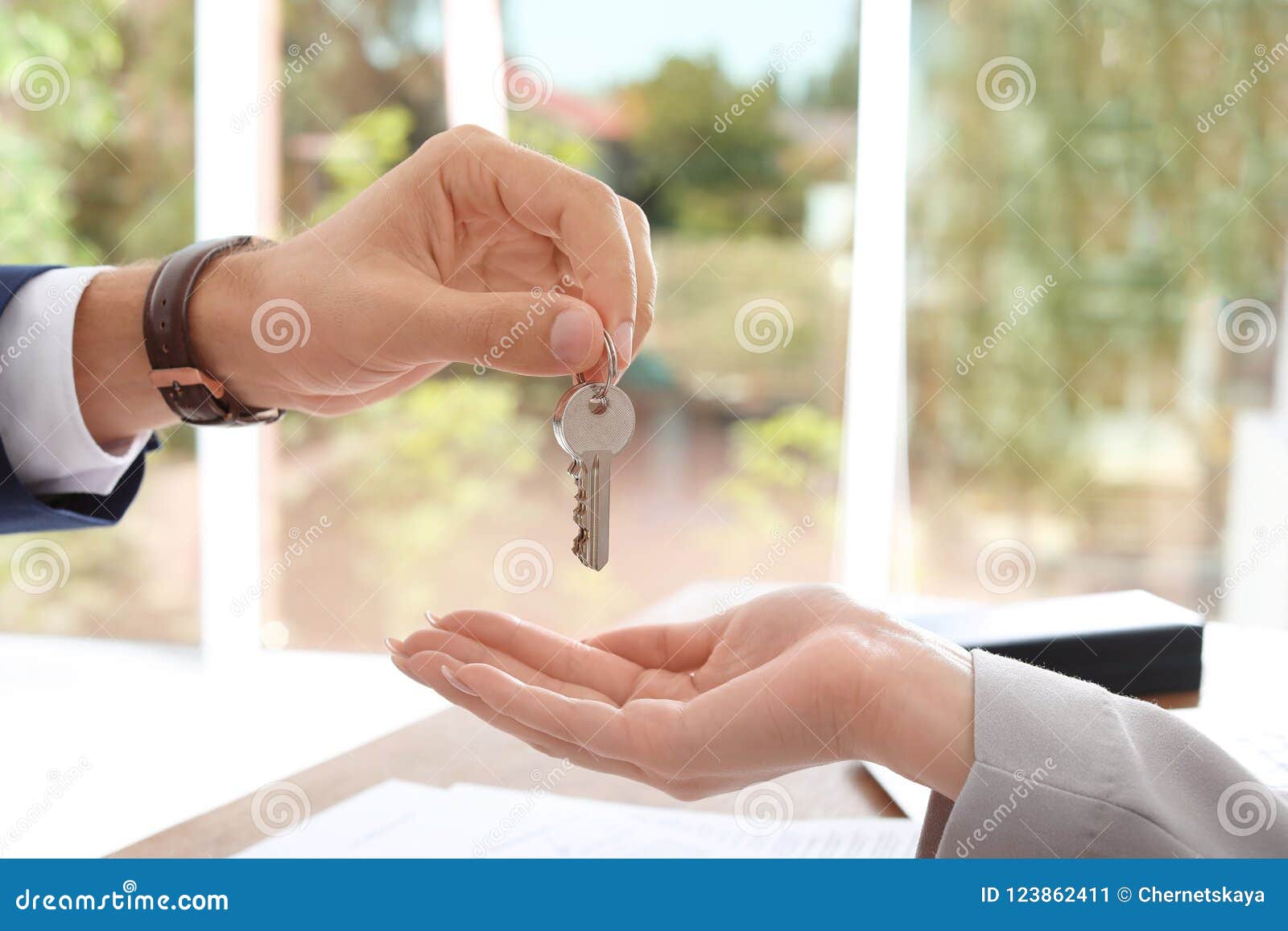 Мужчина дает ключи. Мужчина дает ключи женщине. Мужчина и женщина протягивают ключи от машины. Девушка передает ключи арендатору. Человек протягивает даёт ключи.