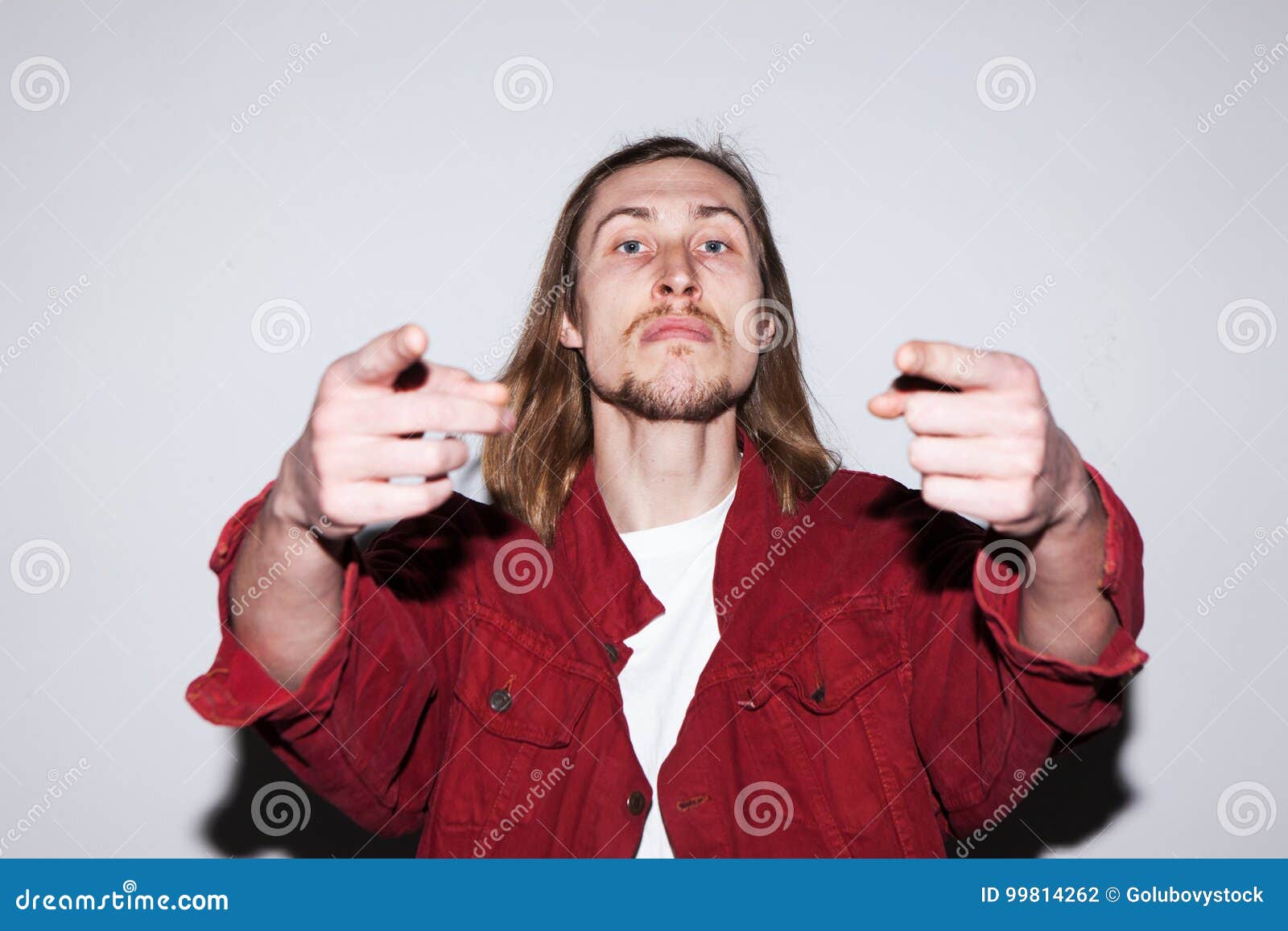 Агрессивный и нахальный молодой мужчина Стоковое Фото - изображение насчитывающей человек, рука: 99814262