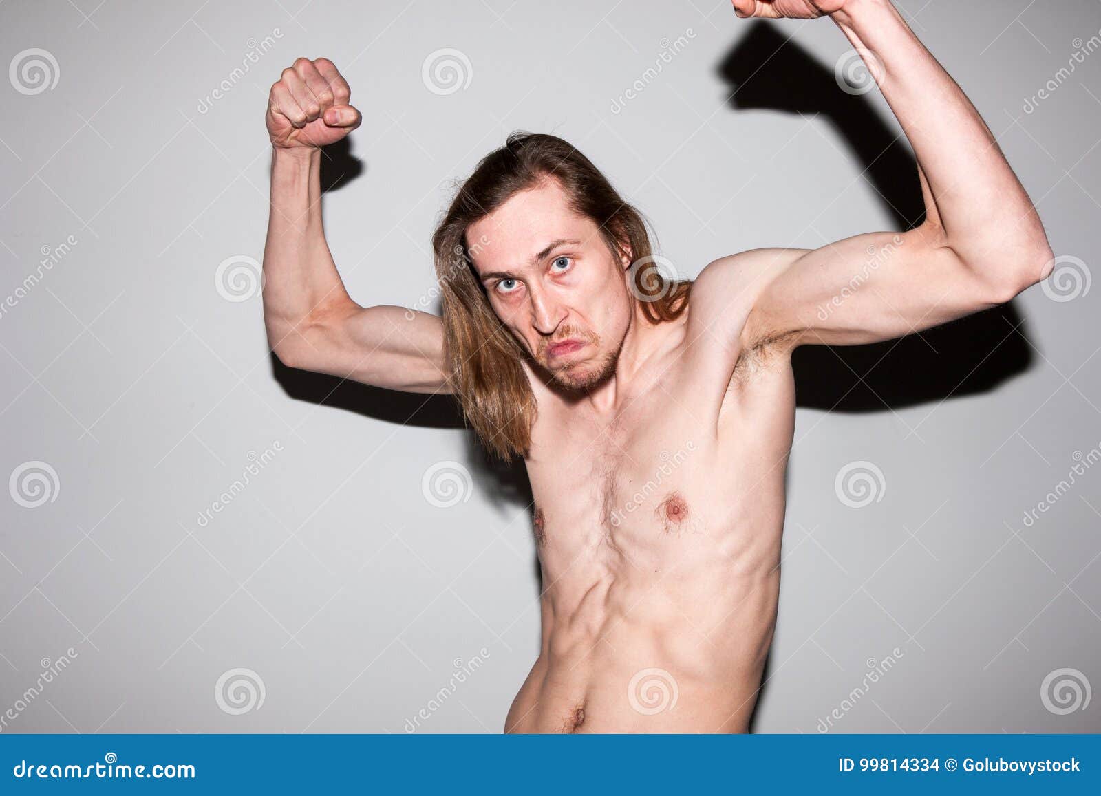Агрессивный мужчина показывая его мышцы Стоковое Фото - изображение насчитывающей мозгов, смелость: 99814334