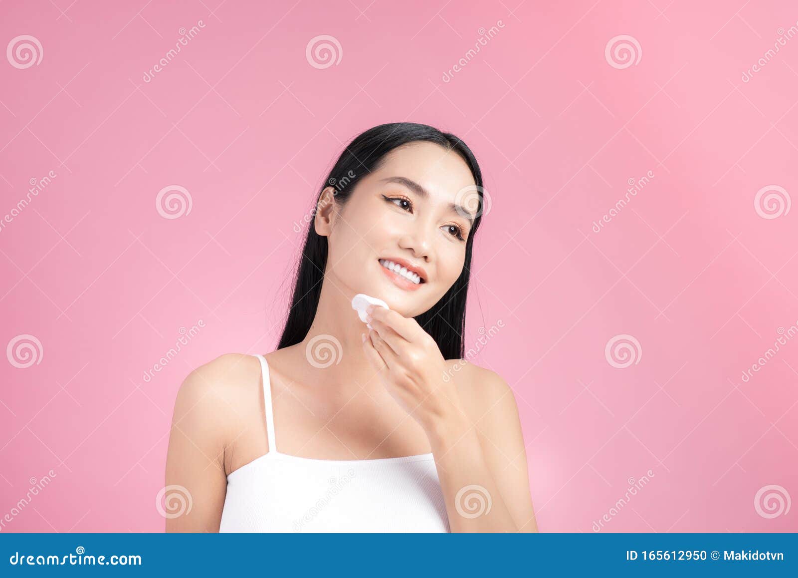 Азиатка использует хлопковую панель Счастливая улыбка красивая молодая  женщина, моющая кожу хлопчатобумажной панелью Стоковое Фото - изображение  насчитывающей состав, свеже: 165612950