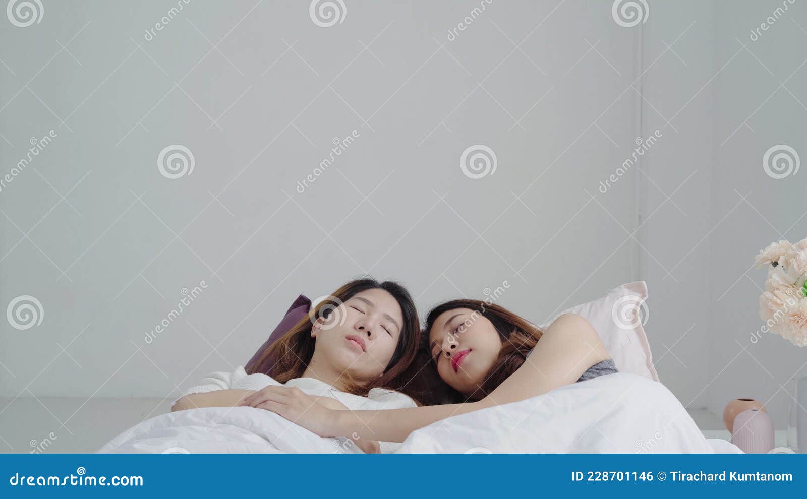 азиатская лесбиянка проснулась дома. молодой любитель азии женщина счастливый отдых вместе после сна всю ночь на кровати Стоковое Фото - изображение насчитывающей хорошо, девушка: 228701146