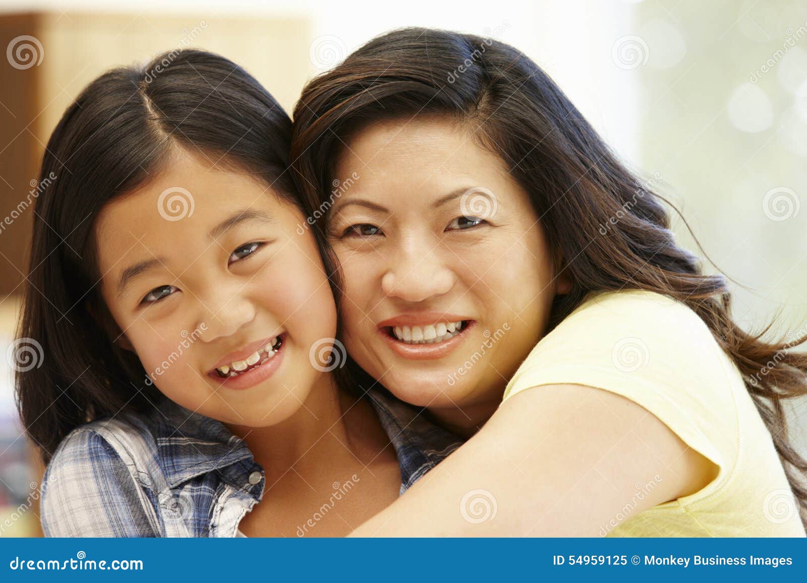 Японская мать и дочка. Мать и дочь Азия. Счастливая мама и дочь азиаты. Фотосессия Дочки матери азиатских. Азиатские мама с дочкой.