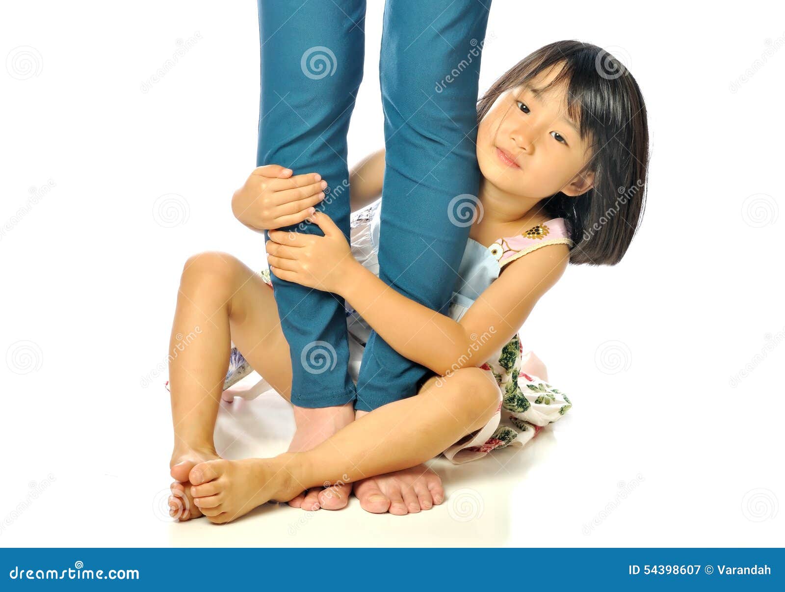Девушка обнимает ногу