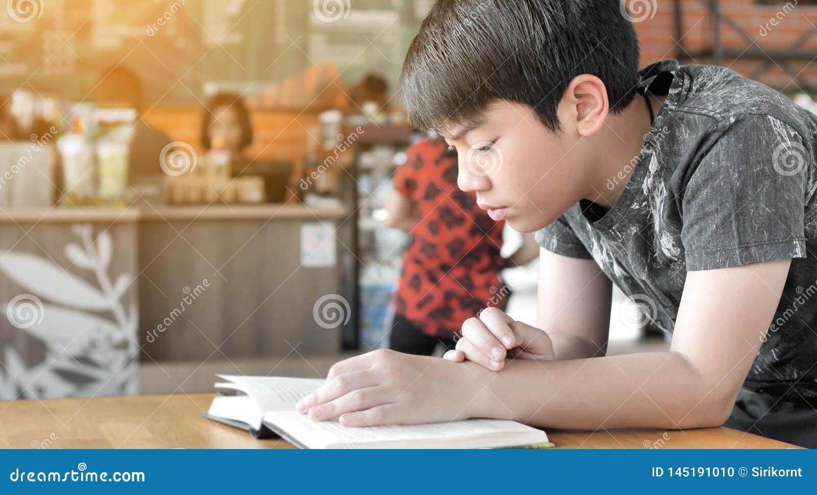 Китайский мальчик читает книгу gif.