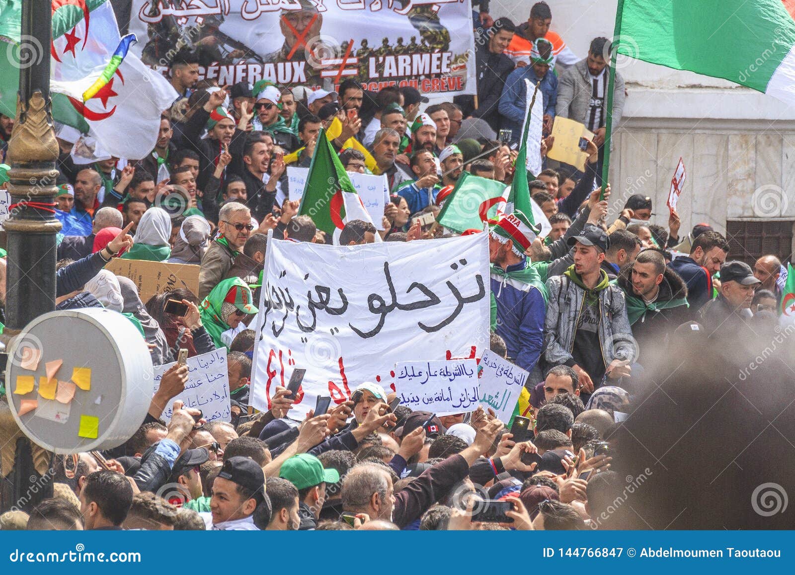 Алжирцы обнародуя против временного президента Bensalah в Алжире, Алжире Редакционное Фотография - изображение насчитывающей город, правительство: 144766847