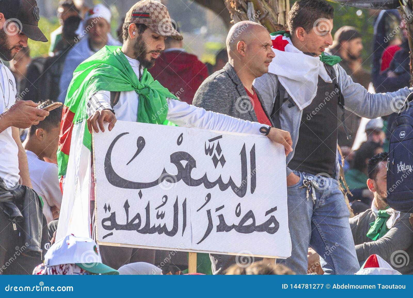 Алжирцы обнародуя против временного президента Bensalah в Алжире, Алжире Редакционное Фотография - изображение насчитывающей головки, выражение: 144781277
