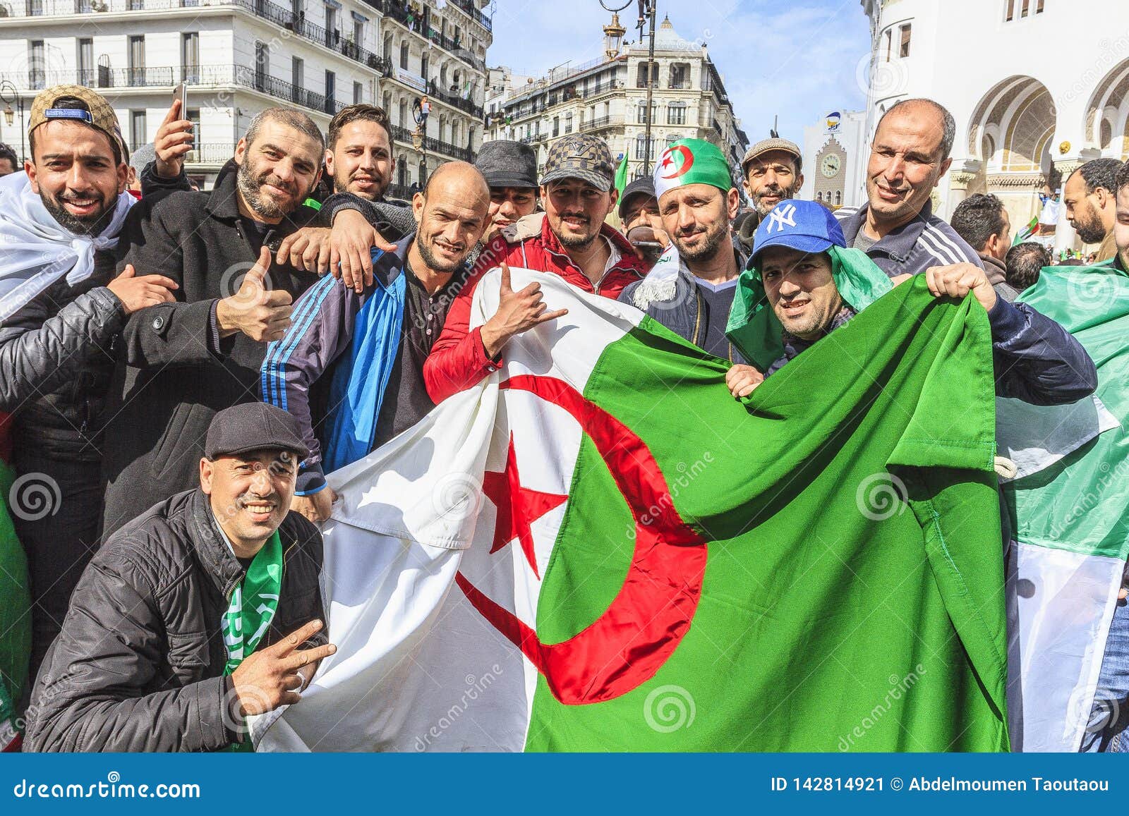 Алжирцы обнародуя против режима президента Bouteflika в Алжире, Алжире Редакционное Фото - изображение насчитывающей восточно, пасмурно: 142814921