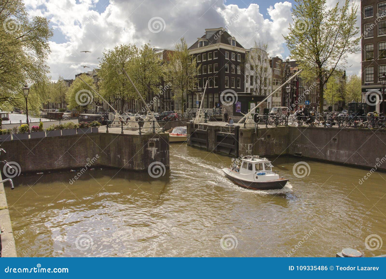 Amsterdam Stolica Niderlandov Na Solnechnyj Den Redakcionnoe Foto Izobrazhenie Naschityvayushej Turizm Doma 109335486