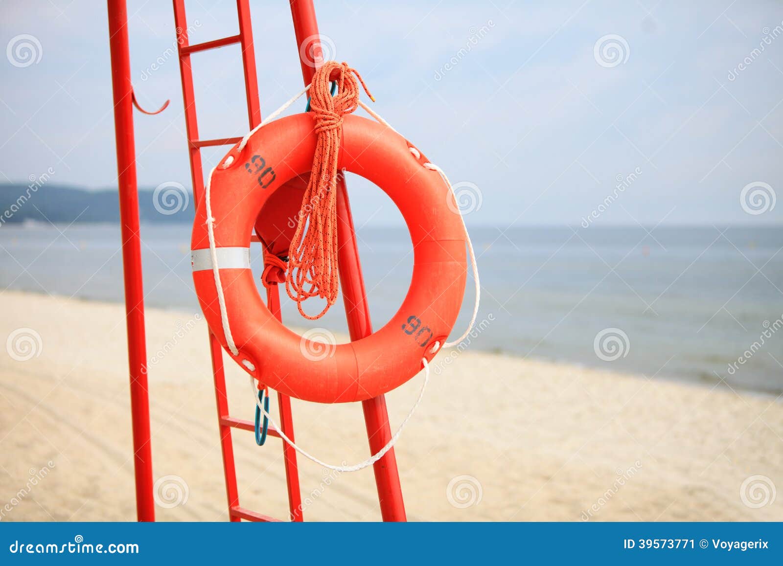 Пляжный спасатель. Спасательный инвентарь на пляже. Спасатель на пляже. Спасательный круг.
