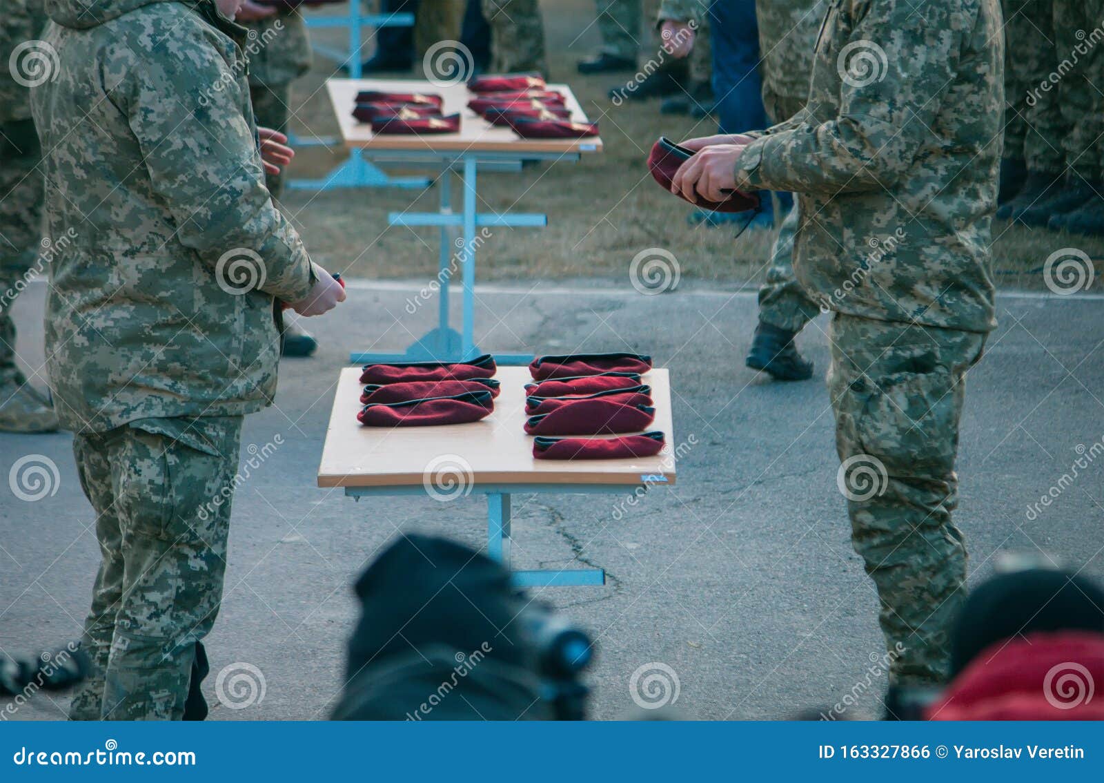 Армейский Парад, Бойцы Военной Формы Совершили Марш В Ворота.